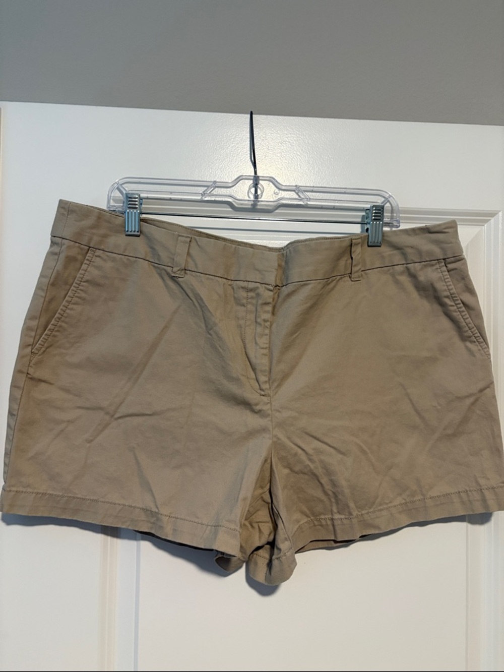 Ann Taylor Women’s Classic Khaki Cotton Shorts size 16